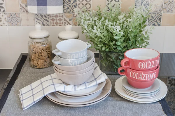 Teller und Geschirr auf der Theke in der Küche — Stockfoto