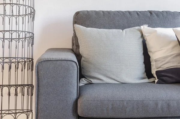 Moderní šedý gauč s polštáři — Stock fotografie