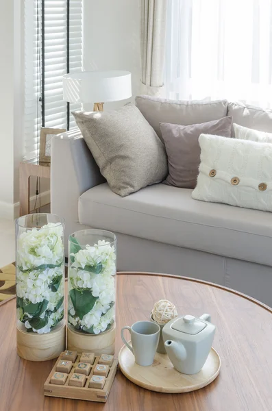 Jarrón de vidrio de las plantas y taza de té en la mesa redonda de madera — Foto de Stock