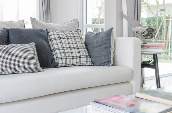 Modern beyaz kanepe yastık ile modern oturma odasında — Stok fotoğraf