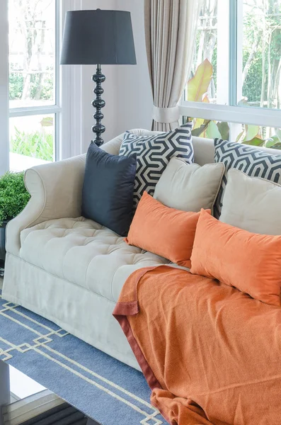 Almohadas naranja y manta en el sofá clásico en la sala de estar —  Fotos de Stock