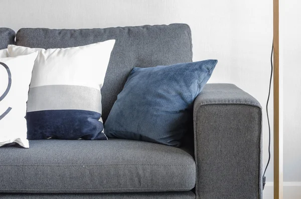 Niebieskie poduszki na nowoczesne sofa szary — Zdjęcie stockowe