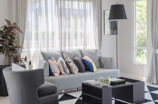 Красочные подушки на современном сером диване в гостиной — стоковое фото