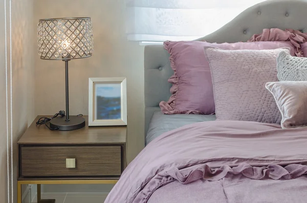 Estilo clásico de la lámpara en el lado de la mesa de madera en dormitorio — Foto de Stock