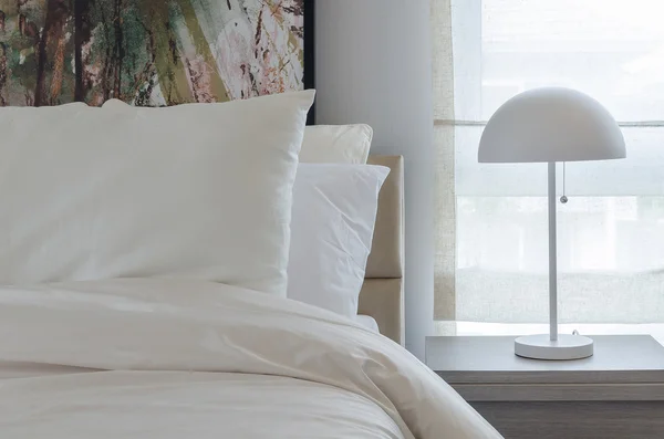 ahşap masa tarafında modern beyaz lamba