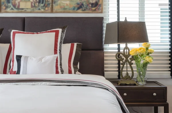 Cama blanca clásica con almohadas y estilo clásico de la lámpara en la mesa s —  Fotos de Stock