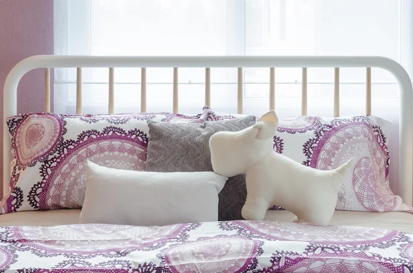 Cama de madeira branca com cobertor roxo e boneca — Fotografia de Stock