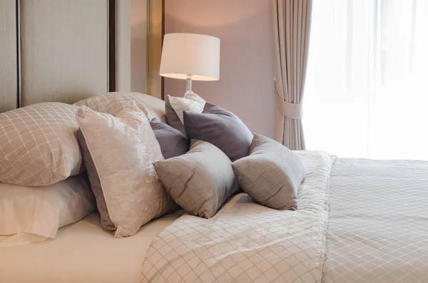 Dormitorio de lujo con almohadas en la cama y lámpara clásica blanca —  Fotos de Stock