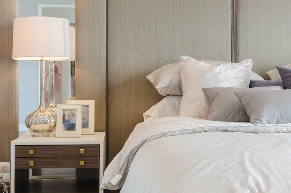 Lámpara clásica blanca con marco de imagen en el lado de la mesa en el dormitorio —  Fotos de Stock