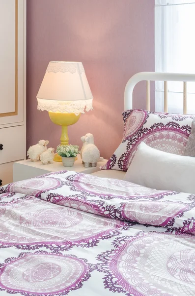 Bianco classico stile lampada con bambole sul lato del tavolo nel letto del bambino — Foto Stock