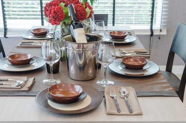 Mesa de lujo en mesa de comedor de madera —  Fotos de Stock