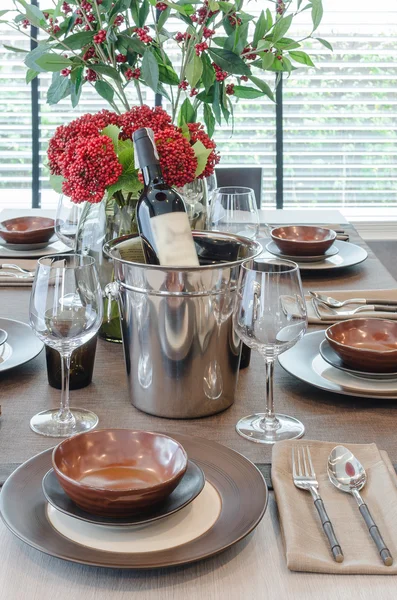 Tavolo di lusso apparecchiato su tavolo da pranzo in legno — Foto Stock