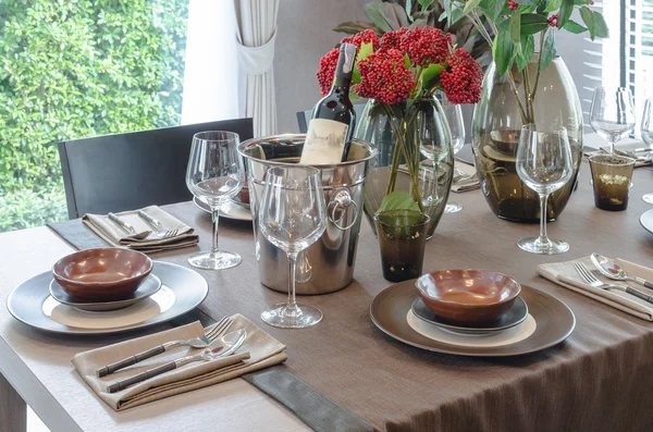 Lyx bord på dinning träbord — Stockfoto