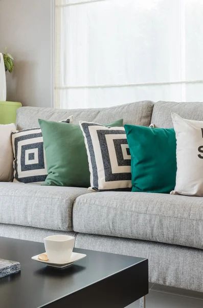 Fila di cuscini sul moderno divano grigio — Foto Stock