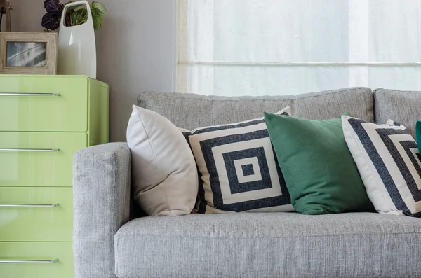 Soggiorno moderno con divano e tavolino verde — Foto Stock