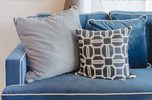 Классический синий диван с подушками в гостиной — стоковое фото