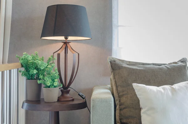 Vase de plante avec lampe en bois sur le côté de la table en bois et classique — Photo