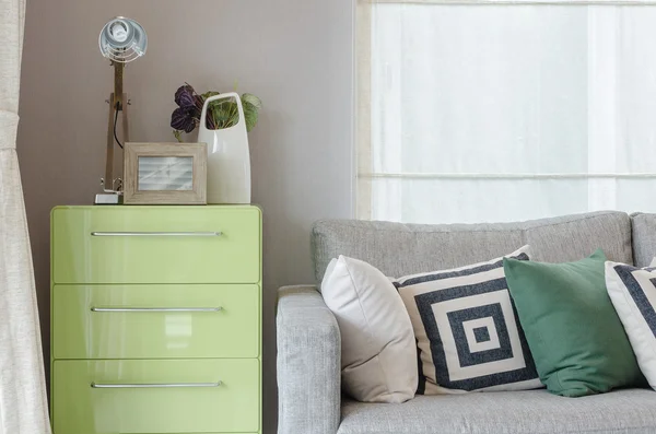 Moderne woonkamer met sofa en groene tabel kant — Stockfoto