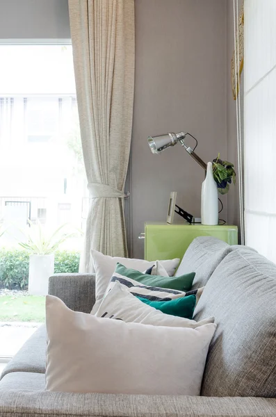 Modern interieur van woonkamer met donkere leunstoel en vaas ... Modern interieur van woonkamer met donkere leunstoel en vaas ...