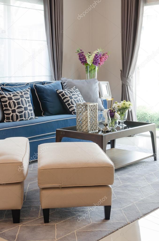 Luxo Sala De Estar Com Sofá Clássico Azul E Travesseiros Ta Madeira Fotos Imagens Khongkitwiriyachan 85371168 Imagens De Khongkitwiriyachan 85371168, Luxury Classic Sofa Blue