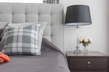 Klasik lamba tarzı ahşap başucundaki çiçek vazo ile