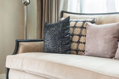 Klasik koltuk stil yastık lüks oturma odasında ile