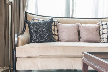 Klasik koltuk stil yastık lüks oturma odasında ile