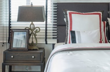 ahşap fotoğraf çerçevesi tablo tarafında stiliyle klasik lamba