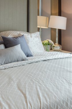 cam vazoda çiçek tablo tarafında ile beyaz klasik lamba