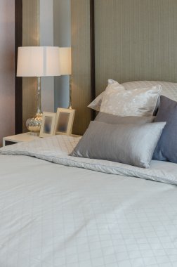 resim çerçevesi üzerinde tablo yan yatak ile beyaz klasik lamba