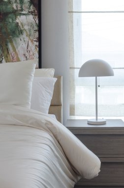 ahşap masa tarafında modern beyaz lamba