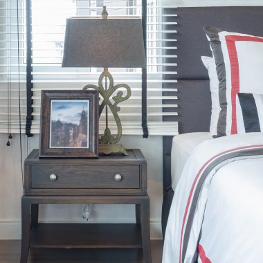 ahşap fotoğraf çerçevesi tablo tarafında stiliyle klasik lamba