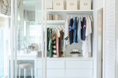 şapkalı dolabında asılı elbiseleri