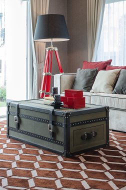 siyah lamba ve sofa ile tabut kahverengi halı üzerinde tablo olarak