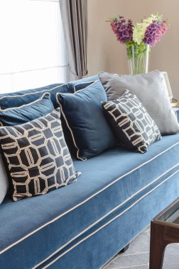 Klasik mavi koltuk oturma odasında üzerinde siyah beyaz yastıklar