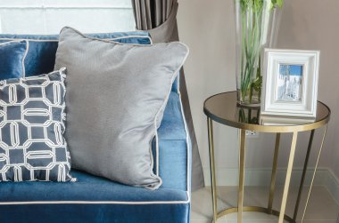 Klasik mavi koltuk oturma odasında üzerinde siyah beyaz yastıklar