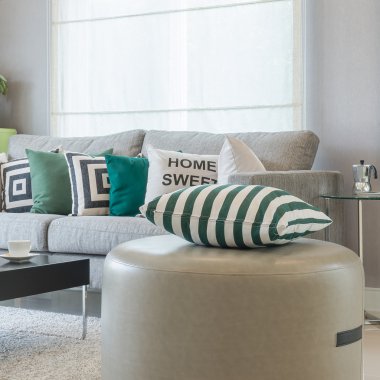 yuvarlak sandalye üzerinde yeşil ve beyaz yastıklar