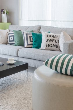 yuvarlak sandalye üzerinde yeşil ve beyaz yastıklar