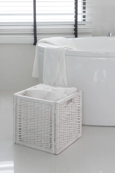 Modern banyo küveti ile ahşap sepet içinde beyaz havlu — Stok fotoğraf