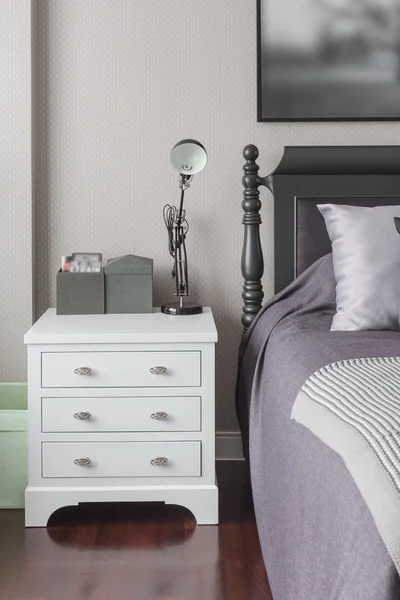 Houten witte tafel bed met zwarte lamp — Stockfoto