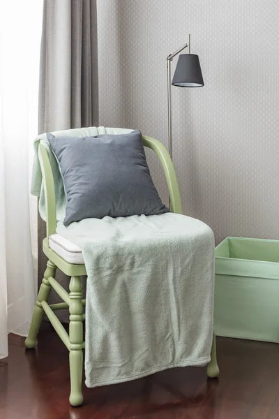 灰色の枕と緑の毛布と緑の木製の椅子 — ストック写真