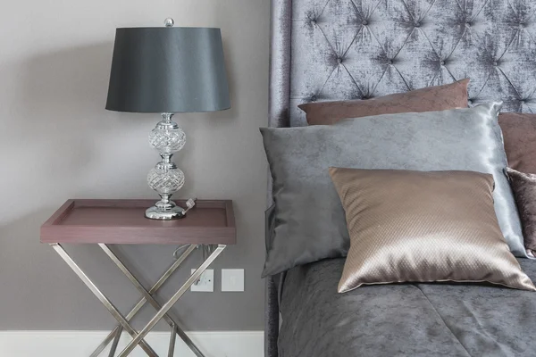 Luksus soveværelse med klassisk sort lampe - Stock-foto