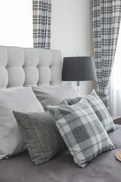 Cuscini su letto classico con lampada nera — Foto Stock