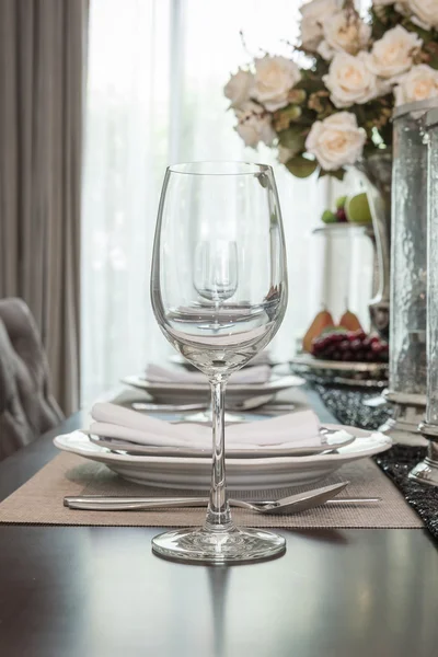 Vaso de vino vacío en mesa de comedor de madera con juego de mesa —  Fotos de Stock