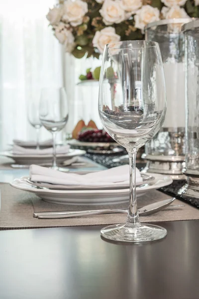 Vaso de vino vacío en mesa de comedor de madera con juego de mesa — Foto de Stock