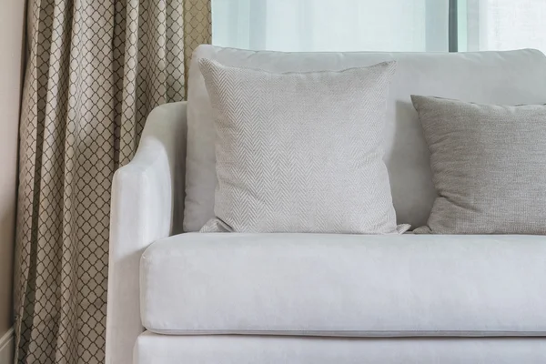 Sofá branco clássico com travesseiros — Fotografia de Stock