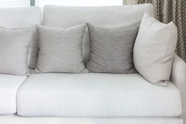 经典的白色沙发上，用枕头 — 图库照片