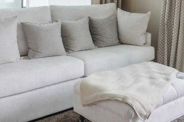 Klassisches weißes Sofa mit Kissen — Stockfoto