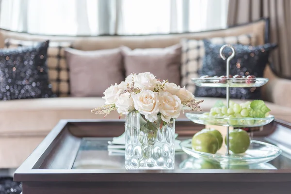 Florero de cristal de la flor en la mesa de madera en la sala de estar —  Fotos de Stock