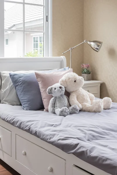 Dětský pokoj s panenkami na bílé dřevěná postel — Stock fotografie
